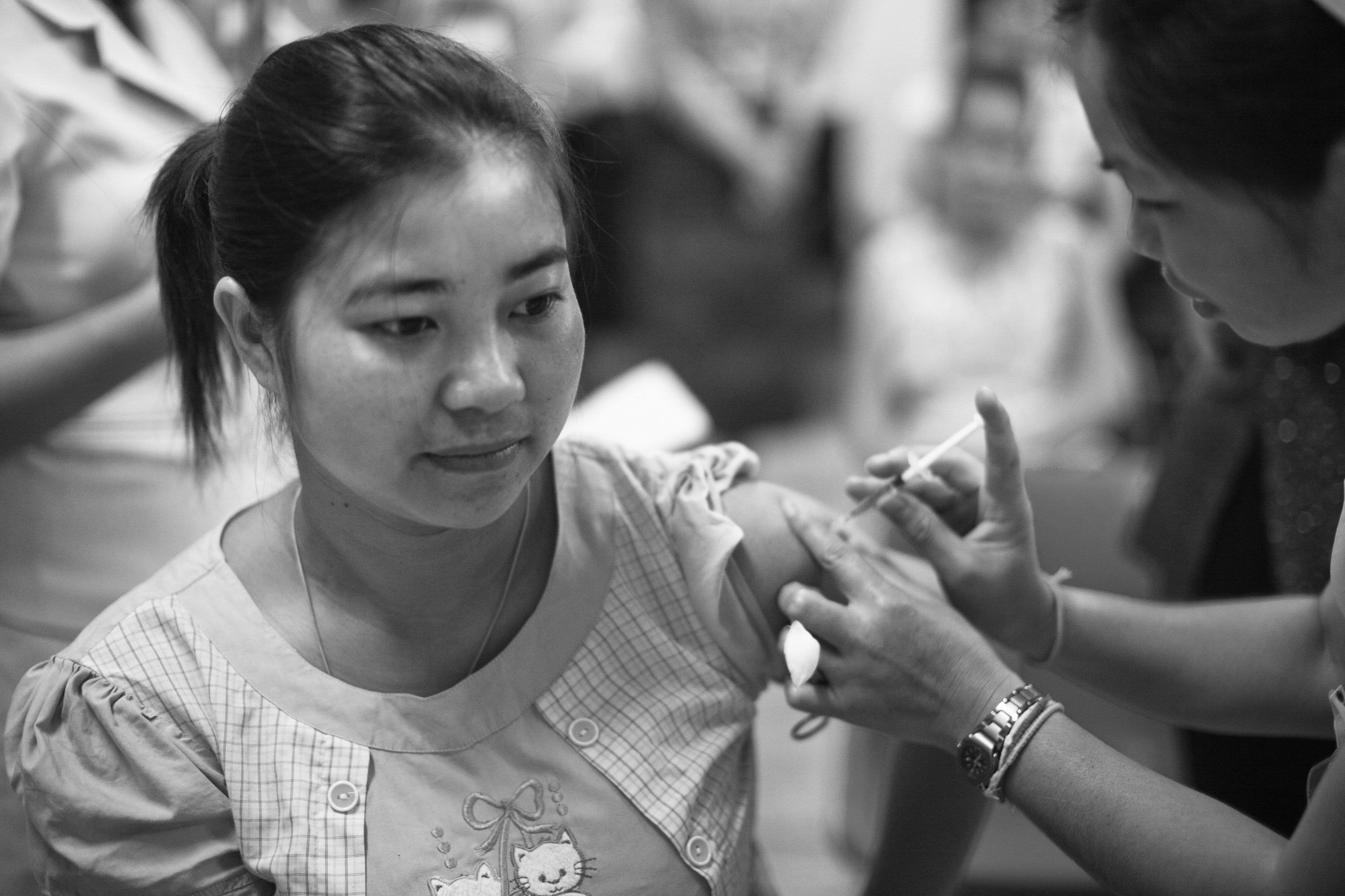 woman wearing white and beige sari dress